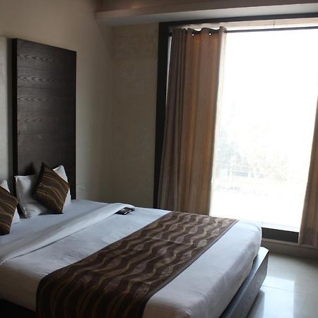 Hotel Galaxy Allahabad Extérieur photo
